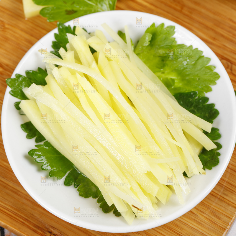 碟子里装着洋芋