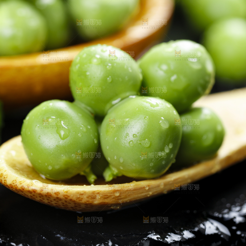 黑石板上堆放着甜豌豆