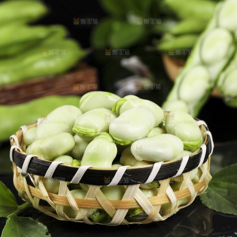 一筐新鲜云南蚕豆粒放在深底上