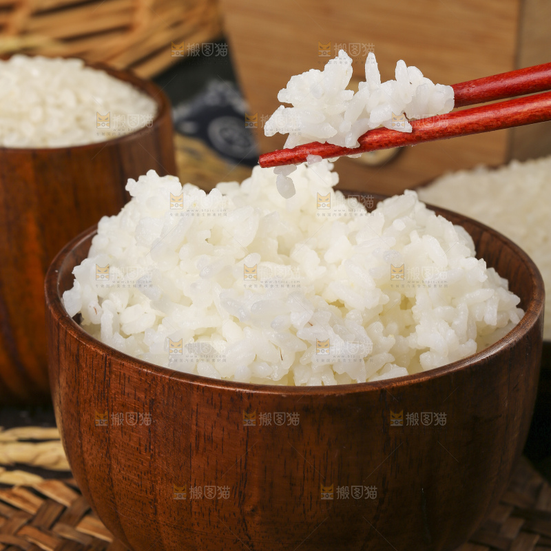 深底上放着一碗米饭