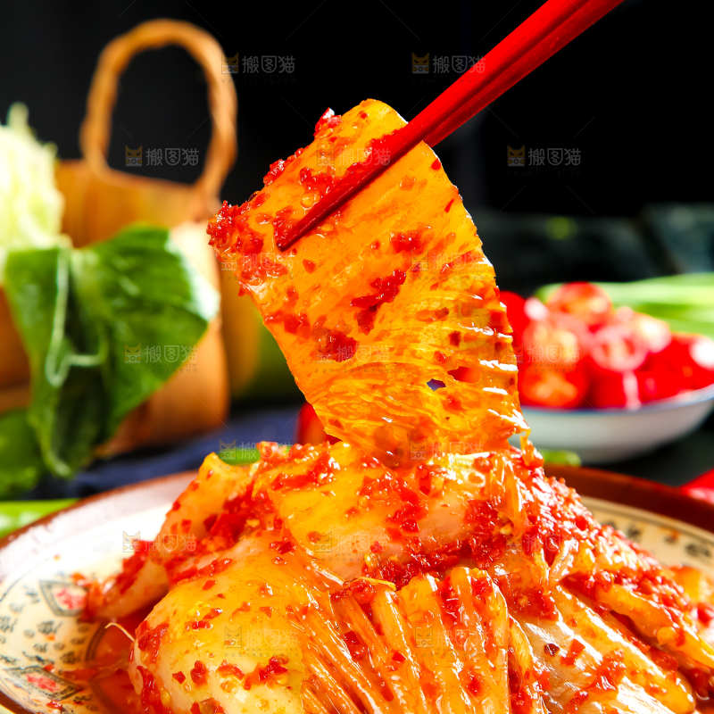 木底上放着一盘泡菜