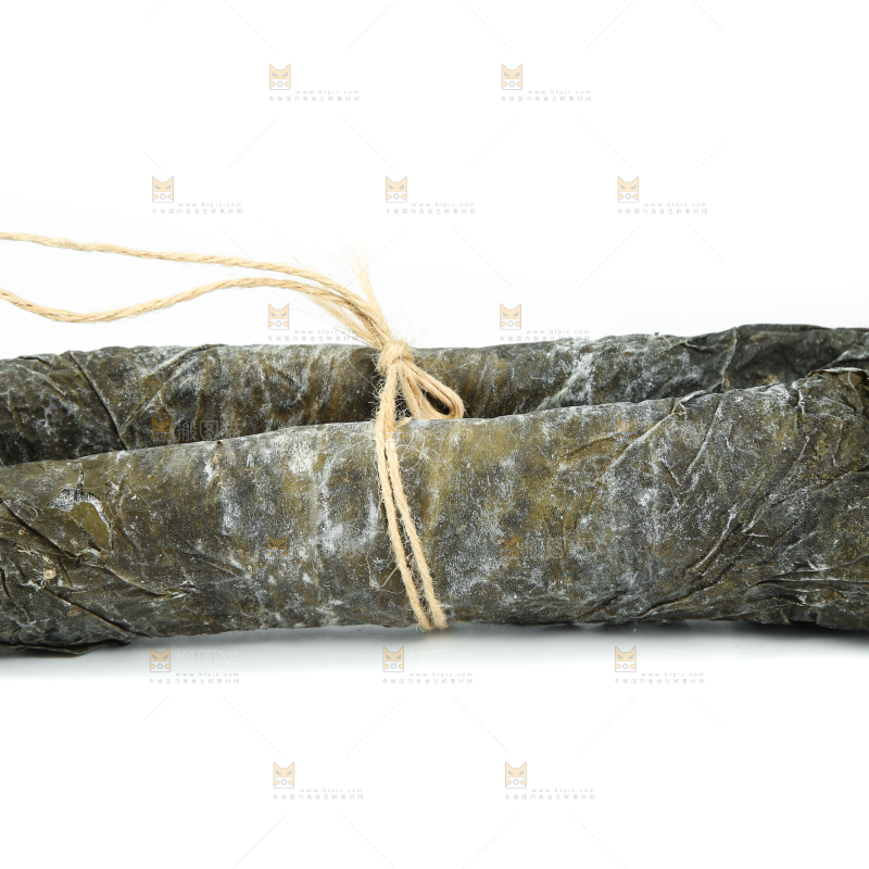 白底上放着一捆干海带