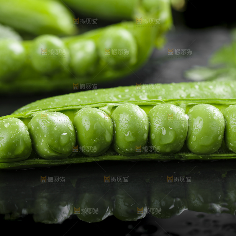 黑石板上堆放着甜豌豆