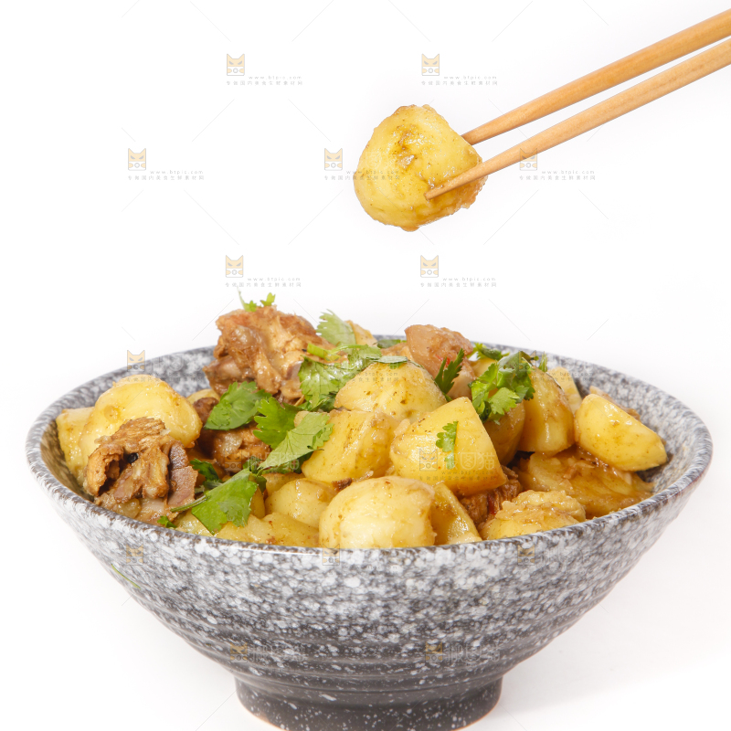 白底上放着一碗土豆烧鸡肉