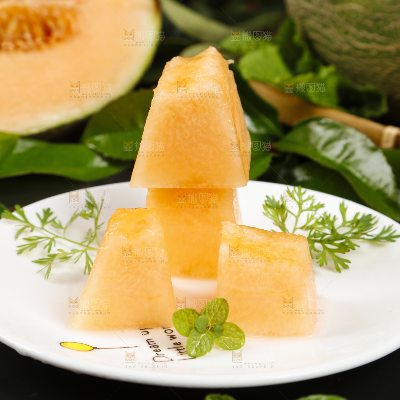 深底上放着一盘哈密瓜果肉