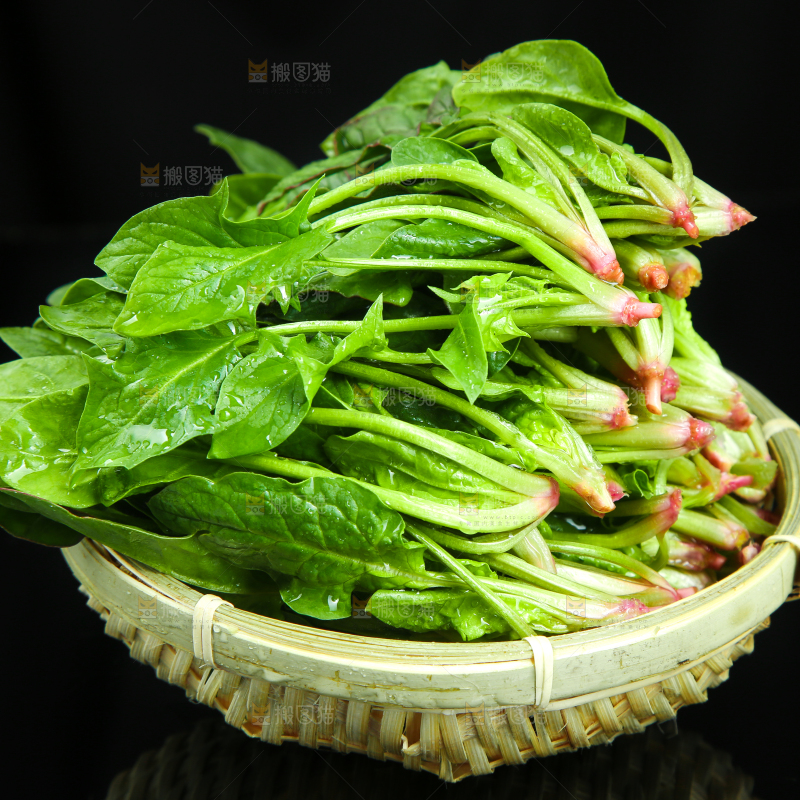 黑底上放着菠菜