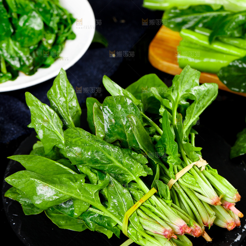 石板上的菠菜