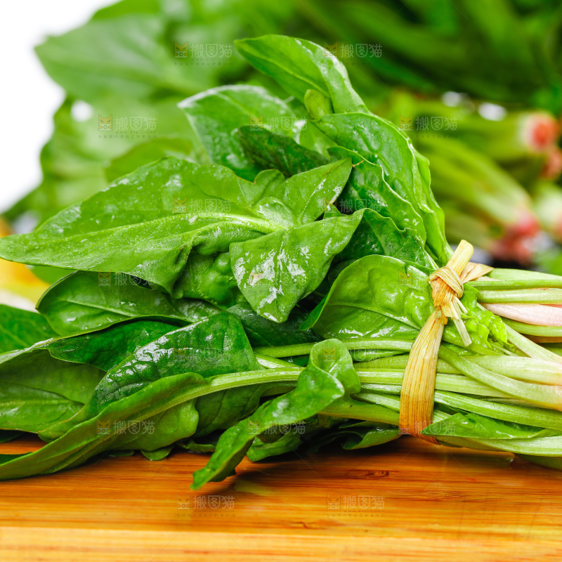 木板上放着菠菜