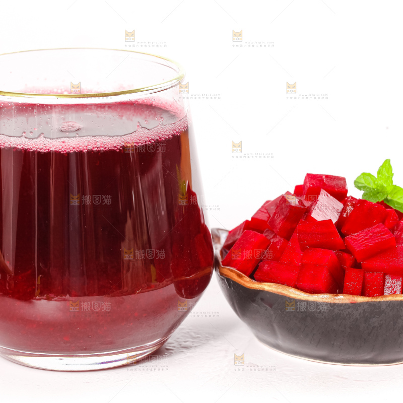 杯子里装着甜菜头汁