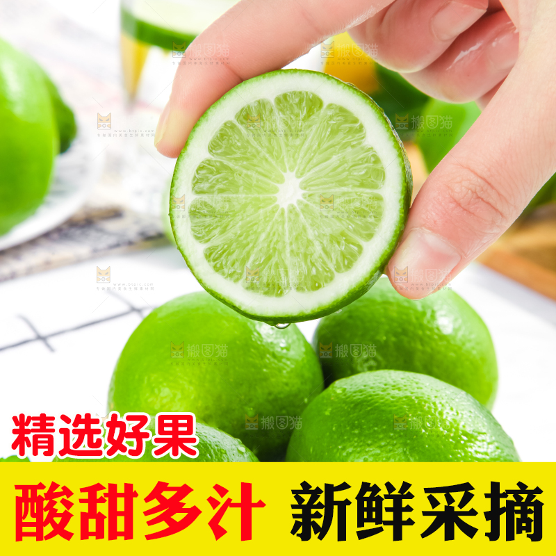 手里拿着切开的薄皮青柠檬