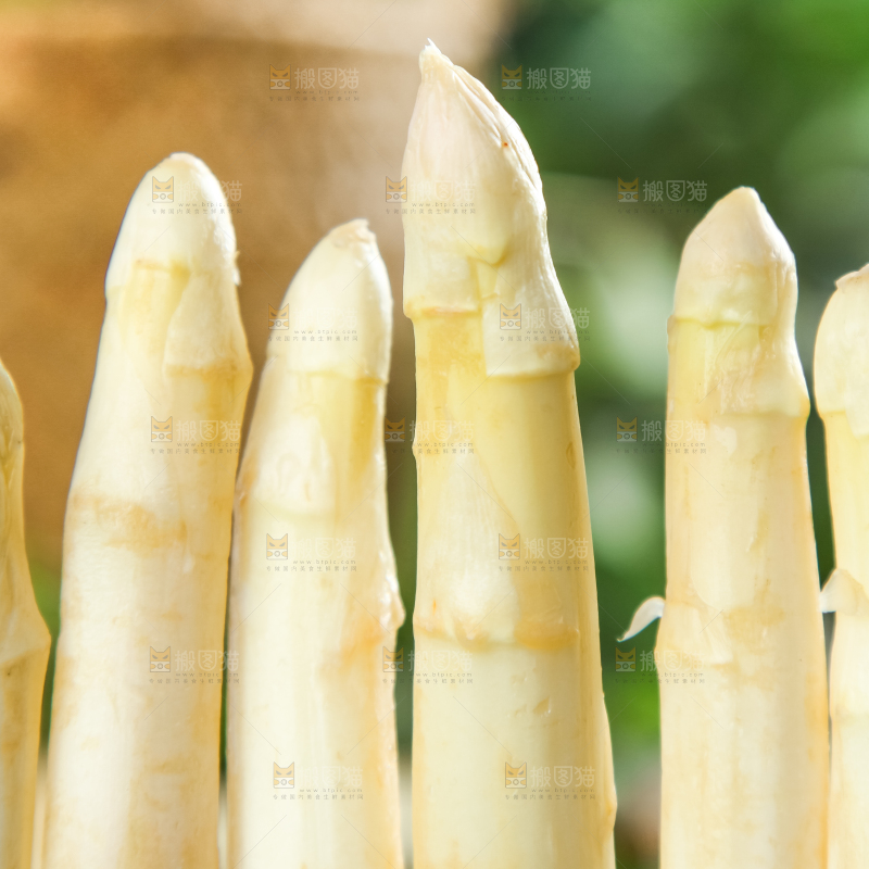 黑石板上放着切开的白芦笋