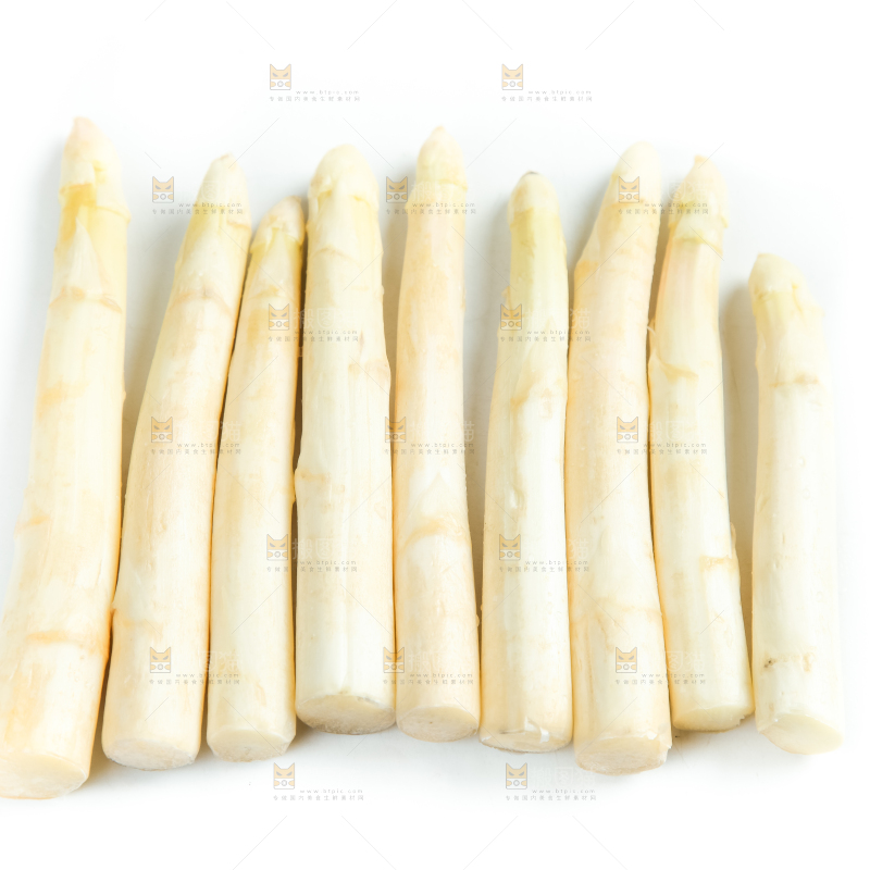 白底上放着切开的山东白芦笋