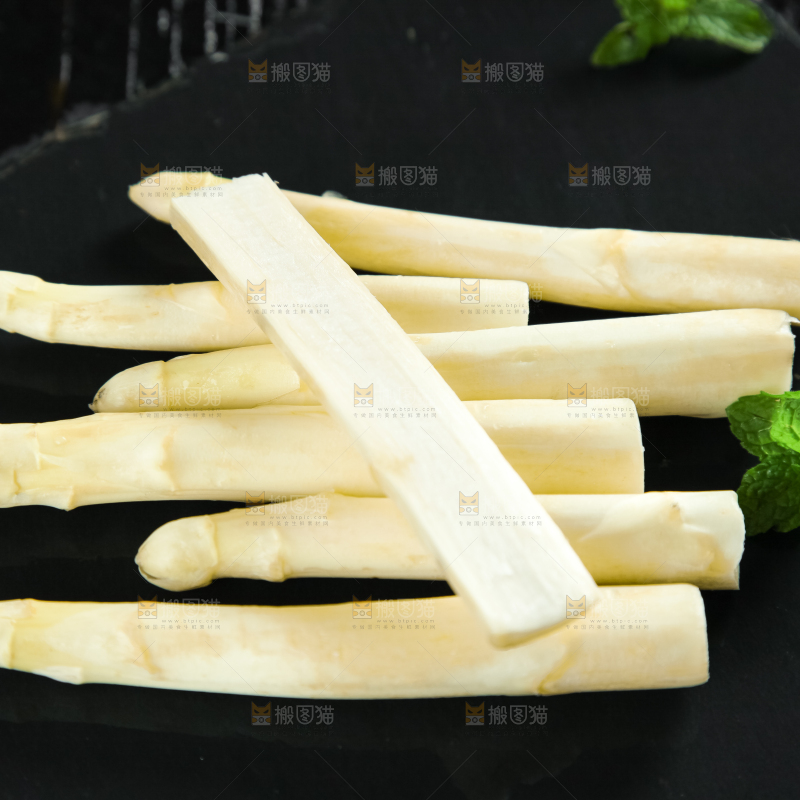 黑石板上放着白芦笋