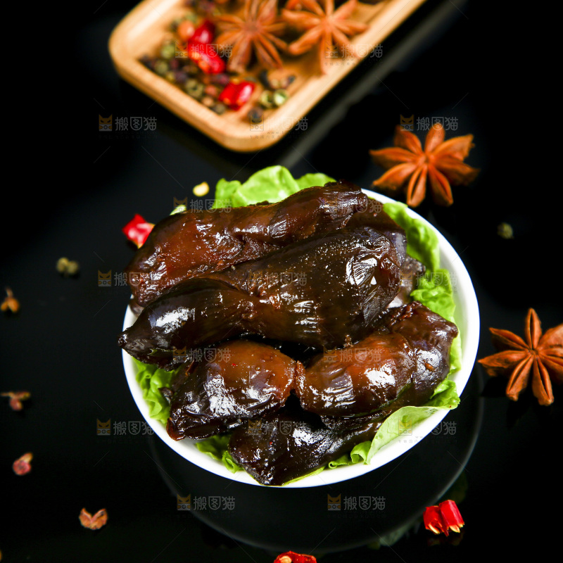 黑底上放着一盘卤鸭胗