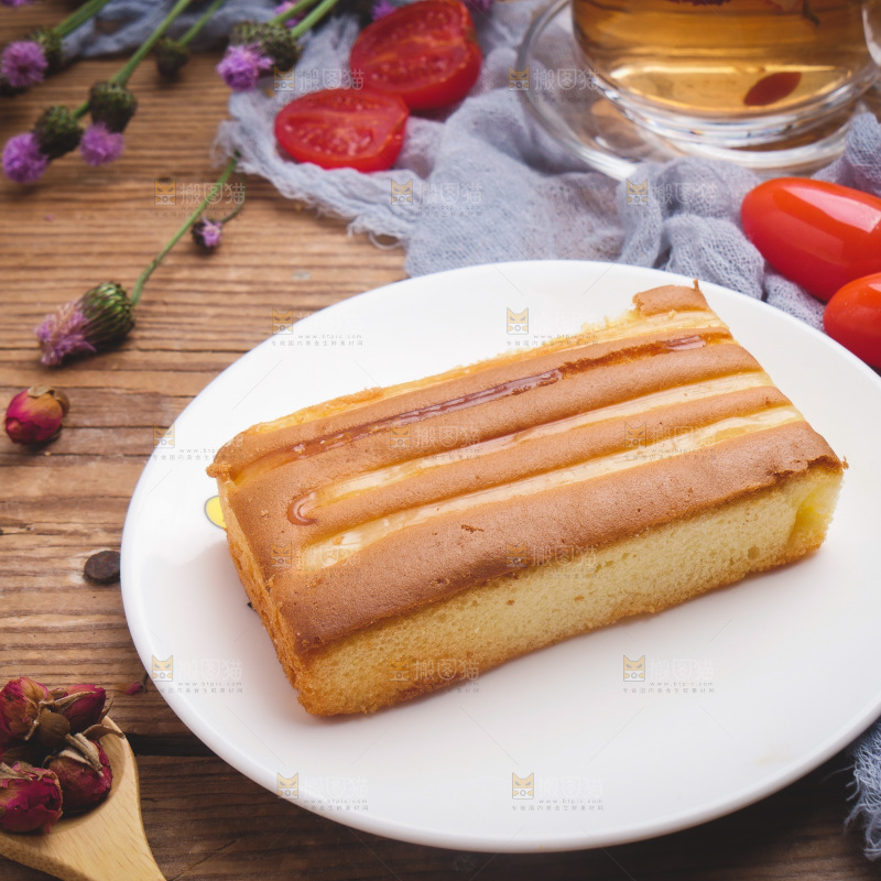 木底上放着一盘芝士蛋糕