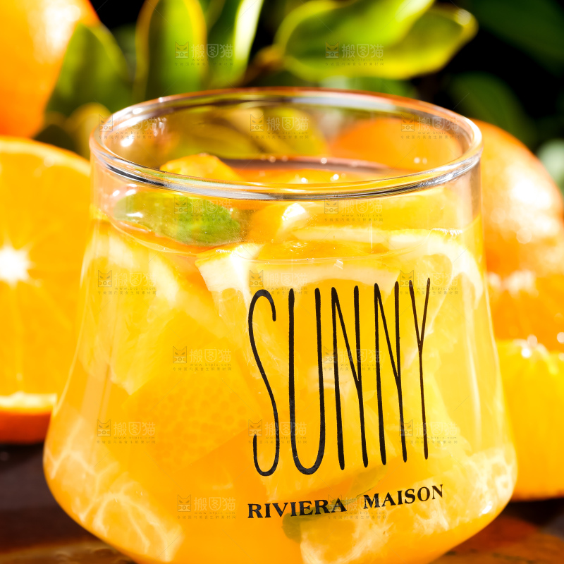 黑石板上放着一杯橙子汁