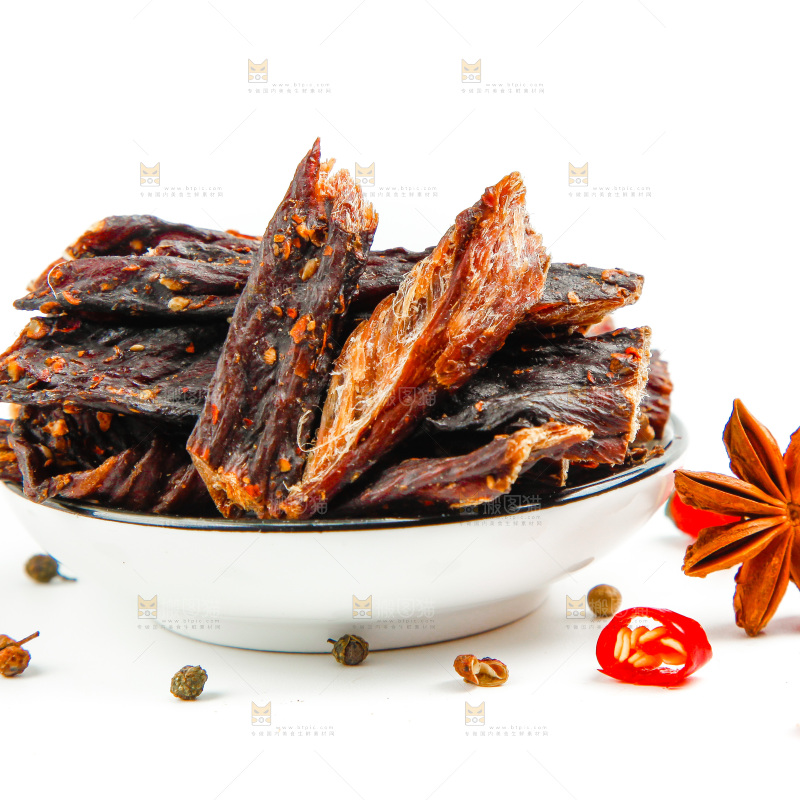 白底上放着一盘内蒙古牛肉干