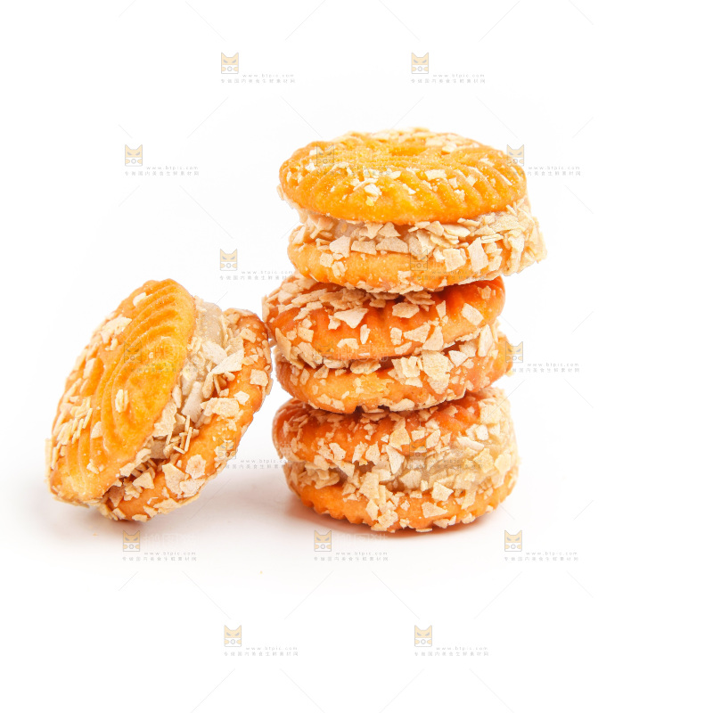 白底上放着饼干