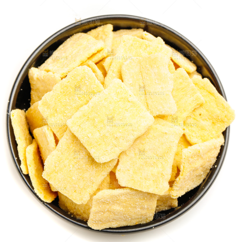 手工锅巴片放在白底上