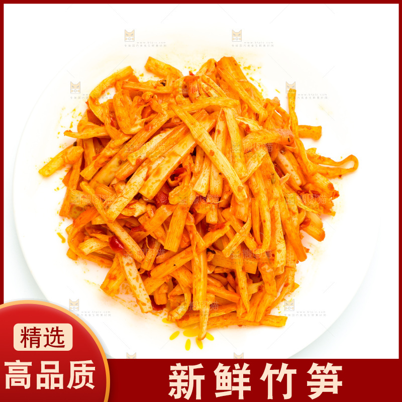 白底上放着一盘香辣竹笋