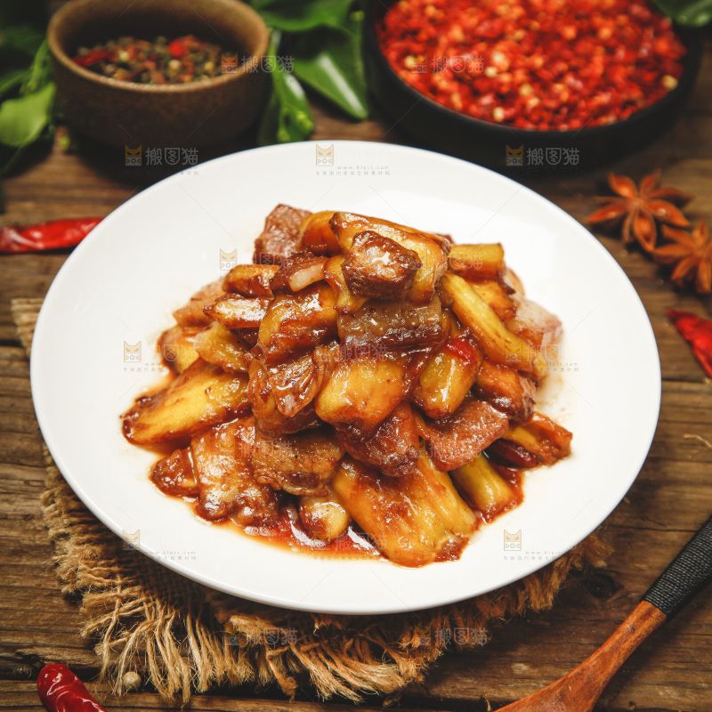 一盘小炒肉放在木底上