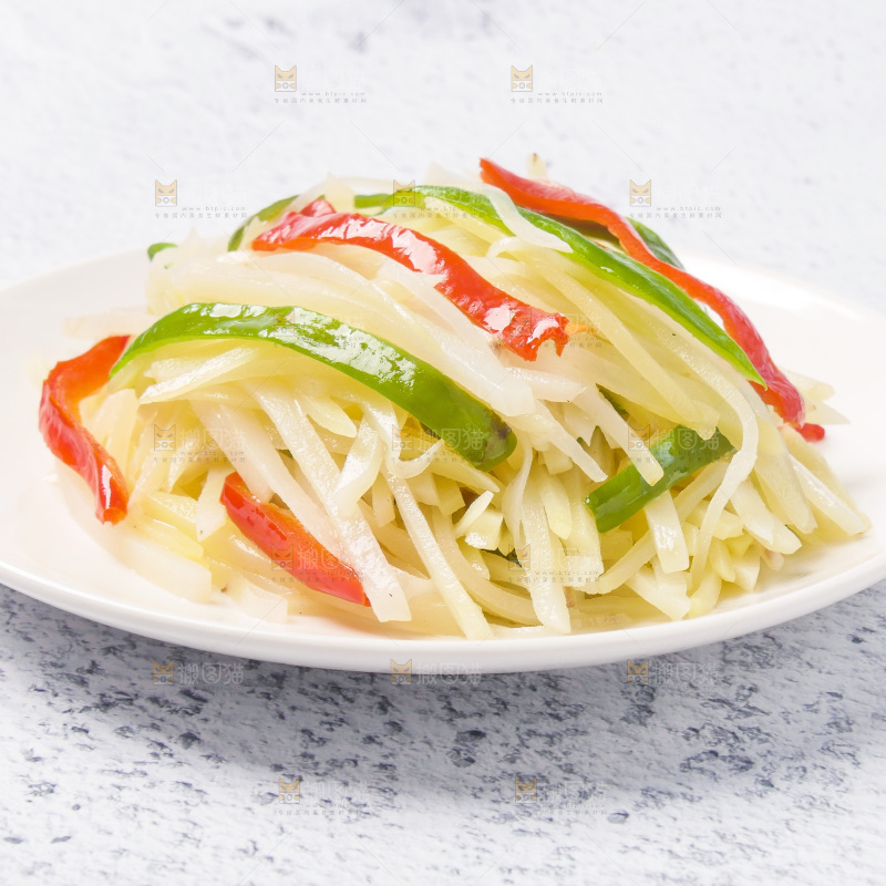 石板上放着一盘清炒土豆丝