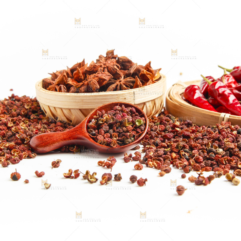 白底上的香料组合