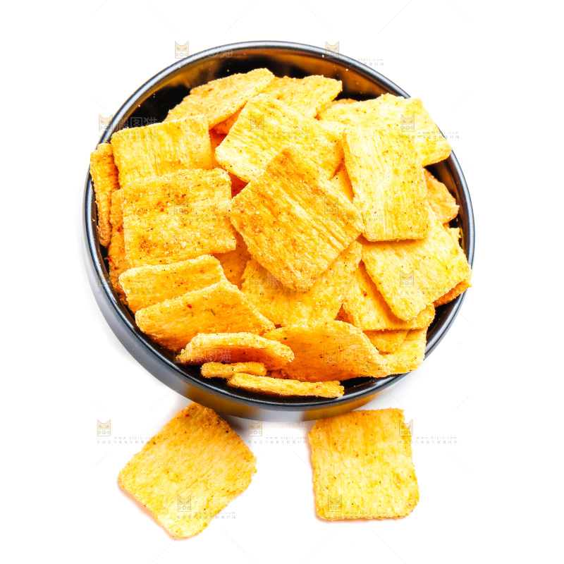 白底上放着麻辣锅巴