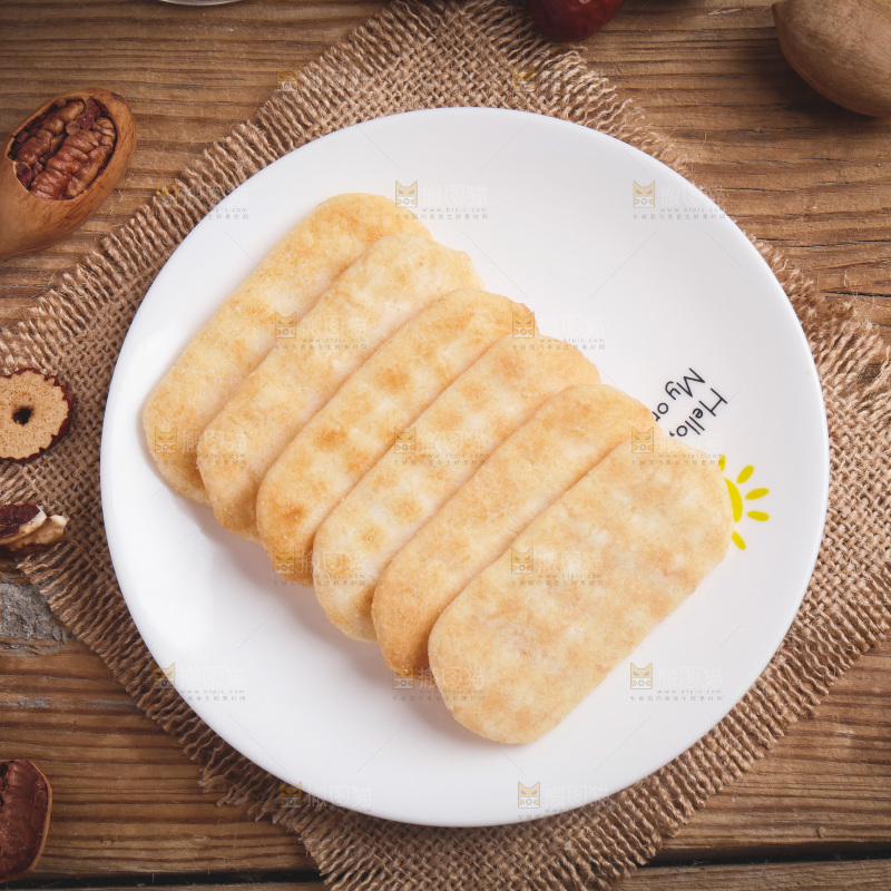一盘雪饼放在木底上