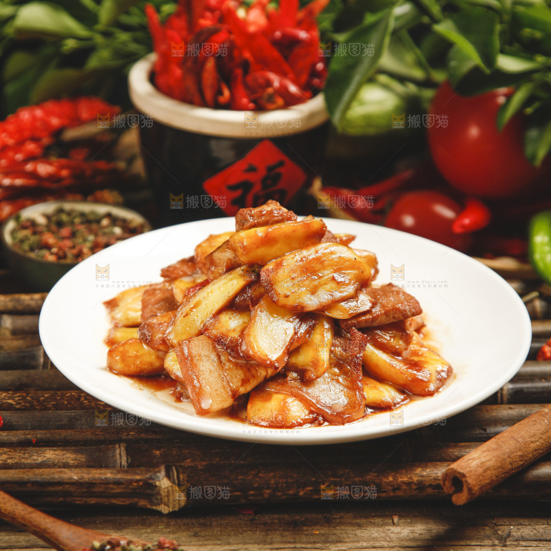 一盘小炒肉放在木底上