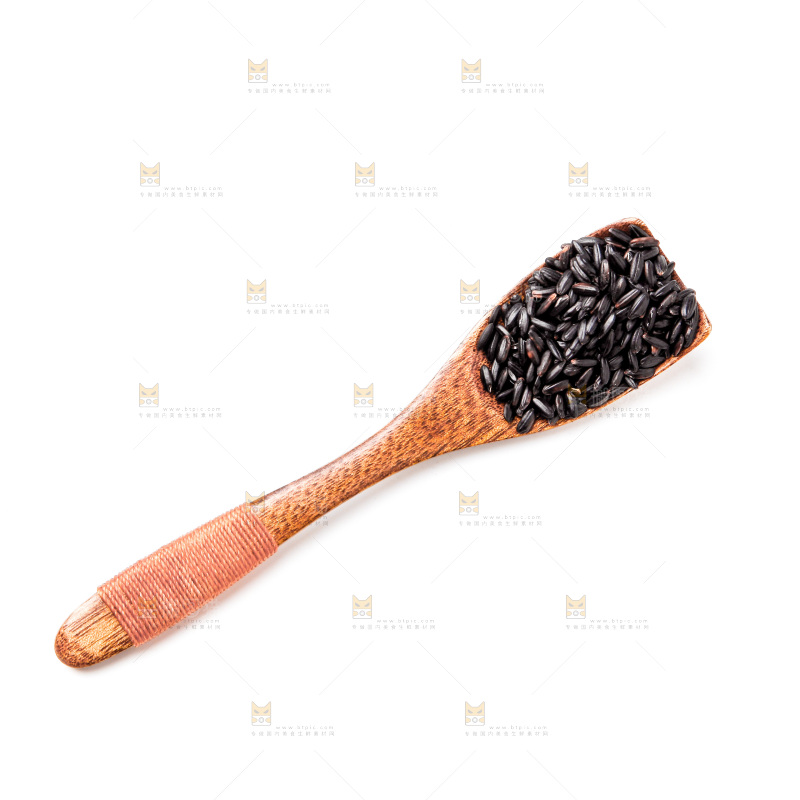 勺子里装着黑香米