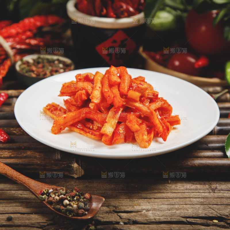 木底上放着一盘麻辣萝卜条