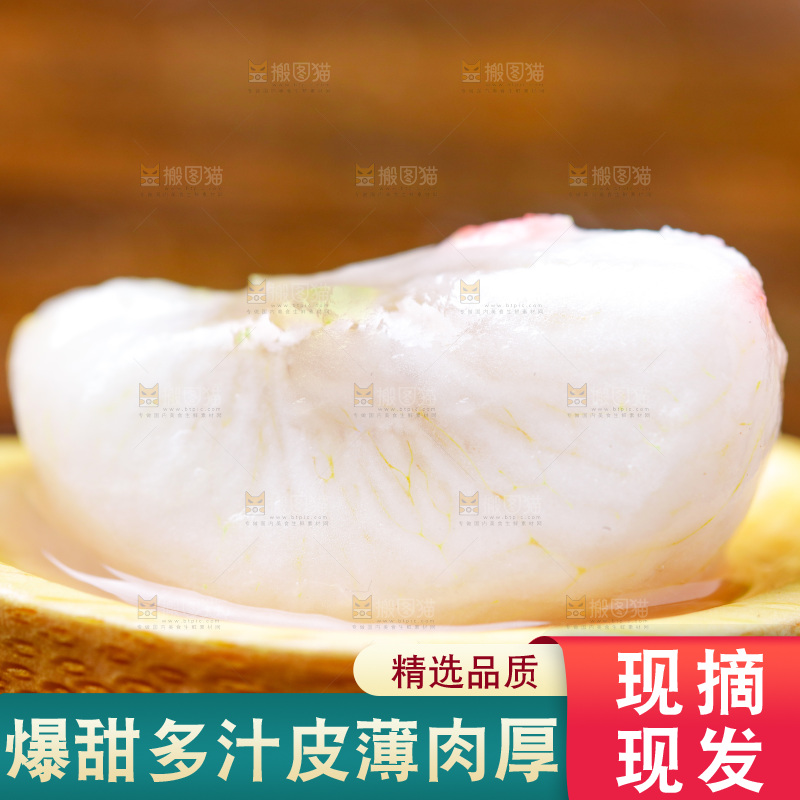 勺子里装着山竹果肉