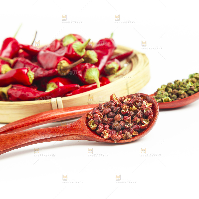 白底上的香料组合