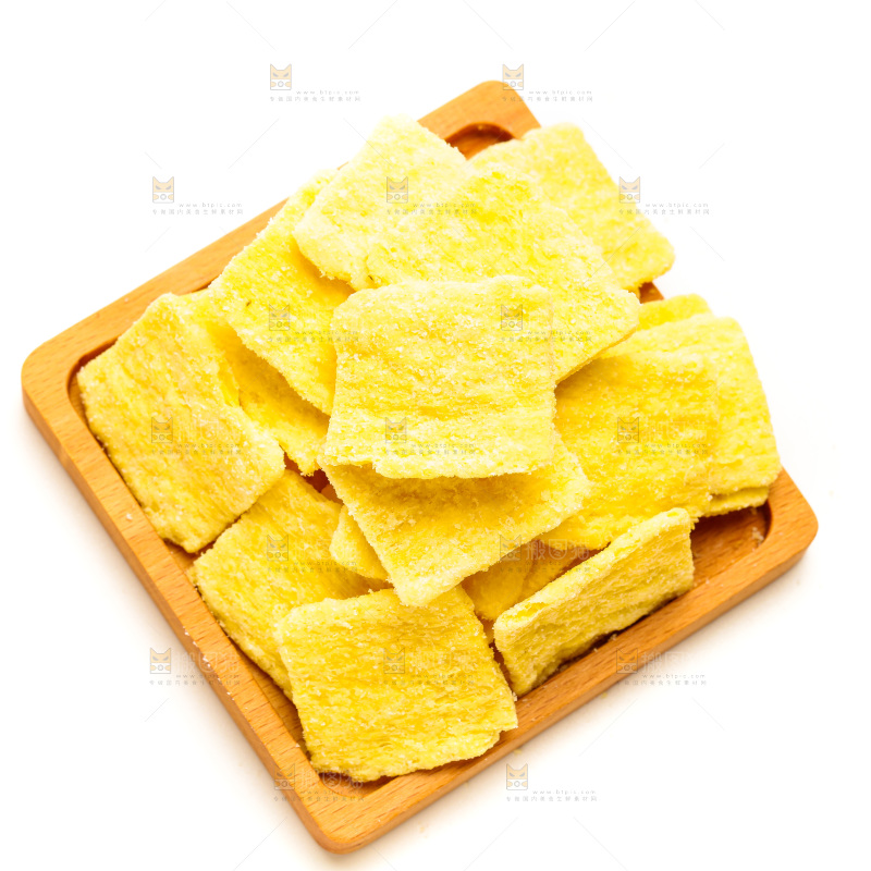 手工锅巴片放在白底上