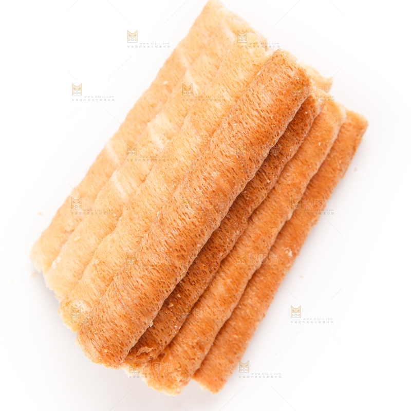 白底上放着鸡蛋卷