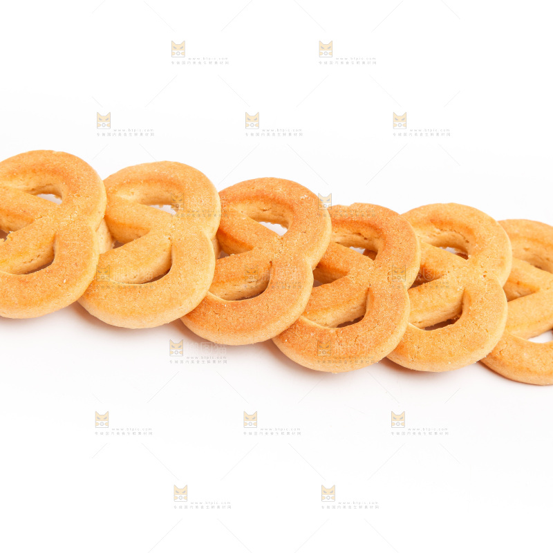 曲奇饼干放在白底上