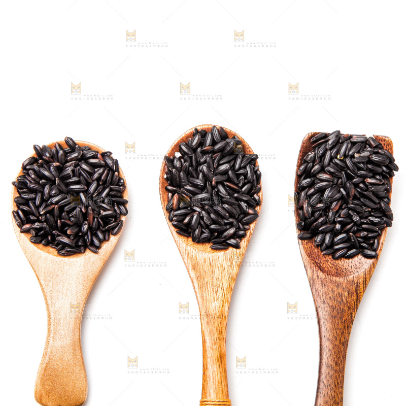 勺子里装着黑香米