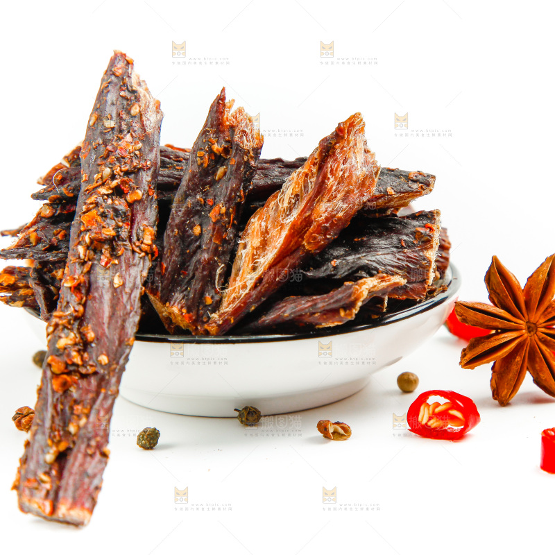 白底上放着一盘内蒙古牛肉干