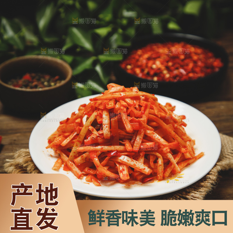 一盘麻辣竹笋放在木底上