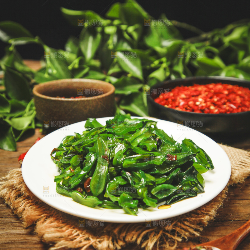 一盘香辣海白菜放在木底上