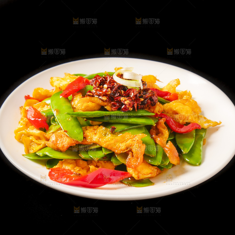 黑底上放着一盘豌豆炒鸡蛋