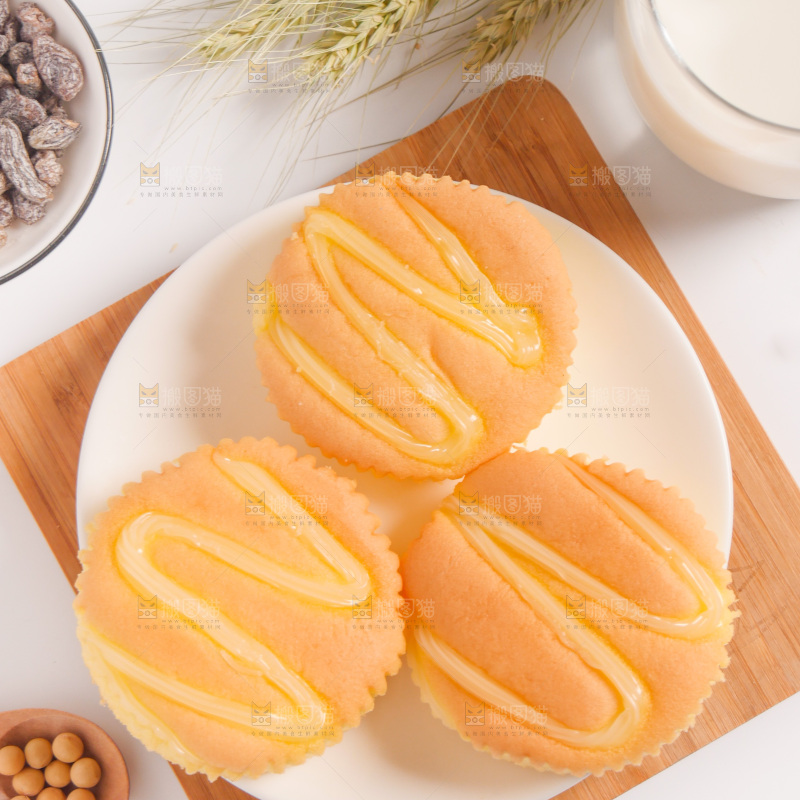 木板上放着一盘芝士蛋糕