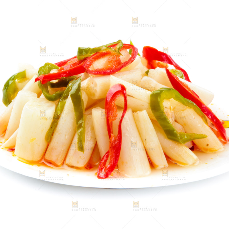 白底上放着一盘酸辣藕带