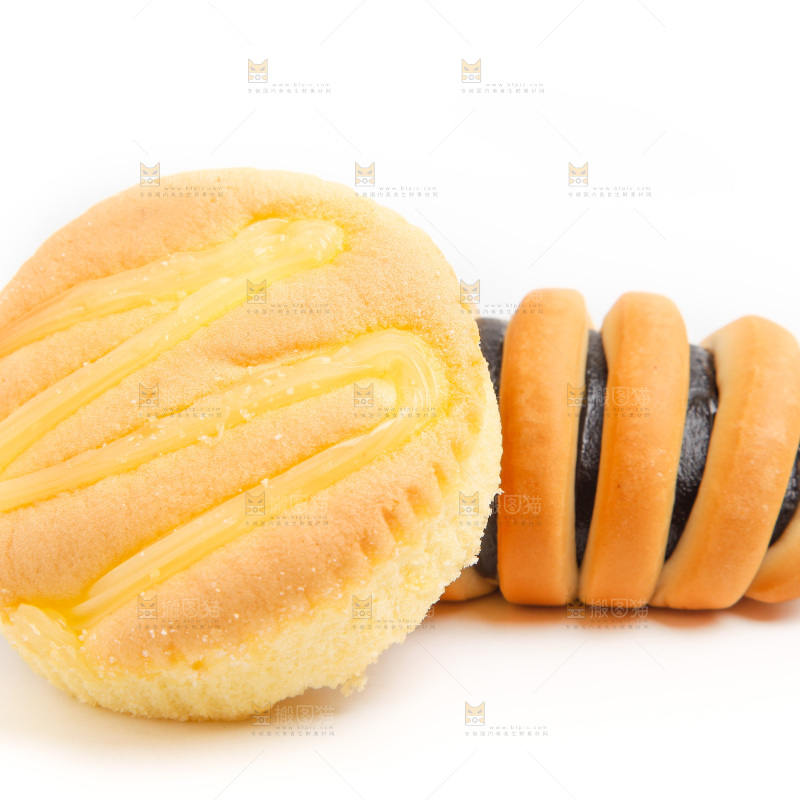 白底上放着蛋糕和面包