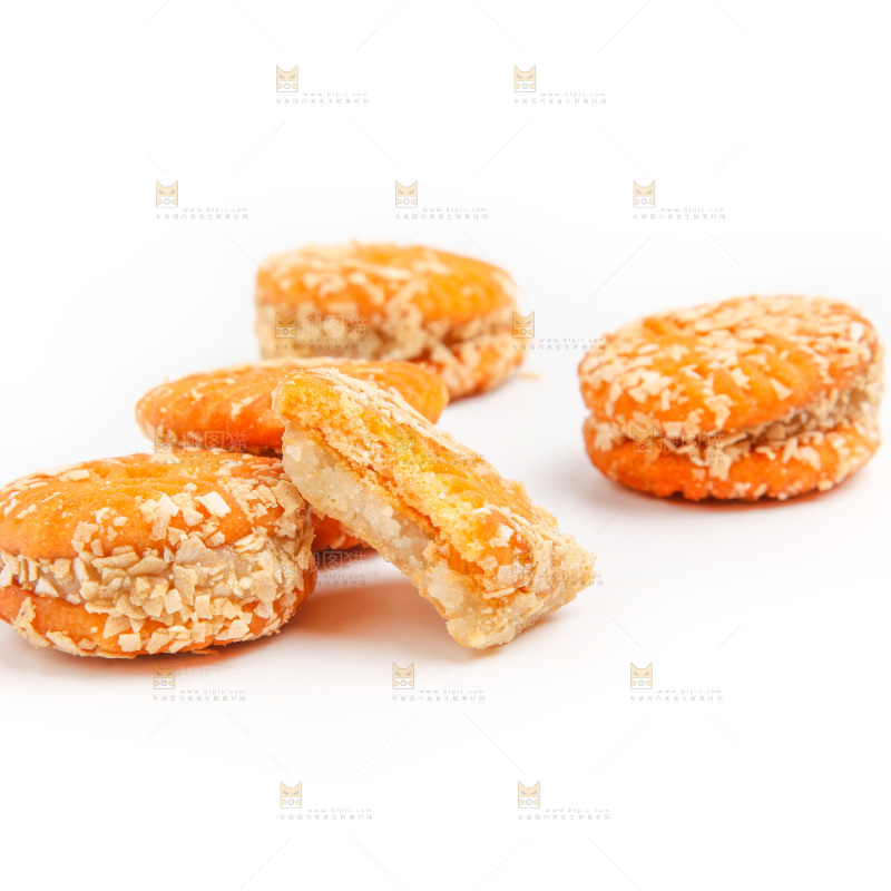 夹心饼干放在白底上
