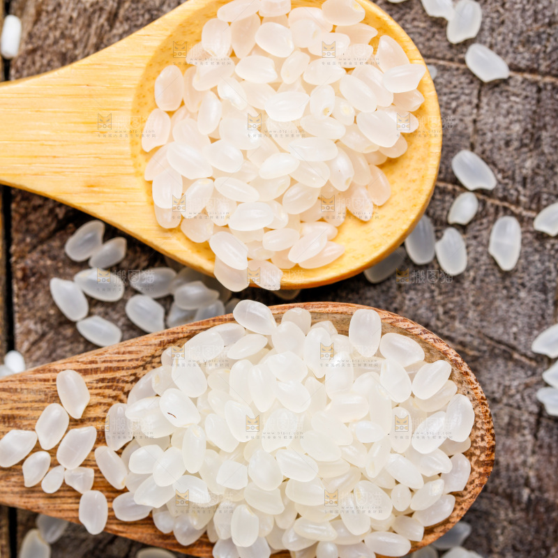 勺子里装着珍珠米