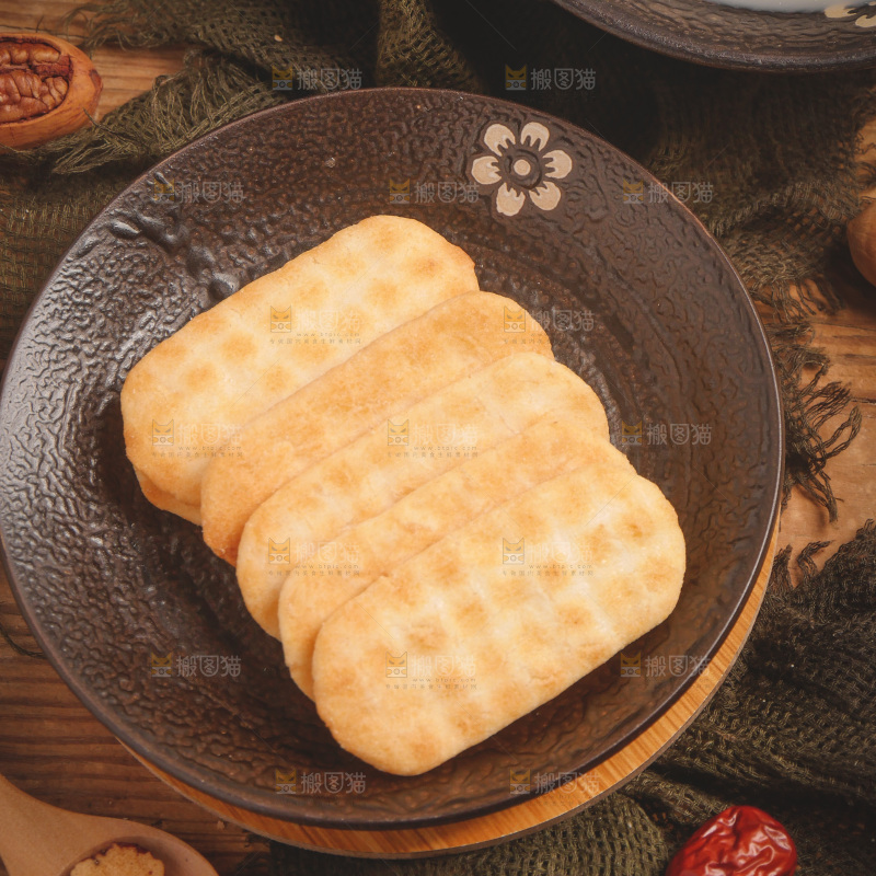木底上放着一盘雪饼