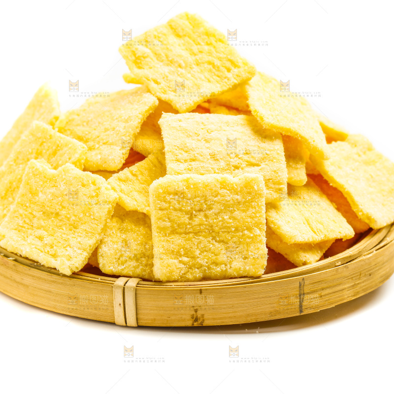 手工锅巴片放在白底上