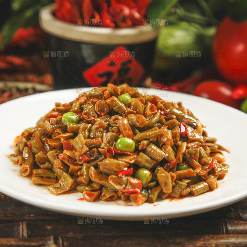 一盘酸豆角放在木底上